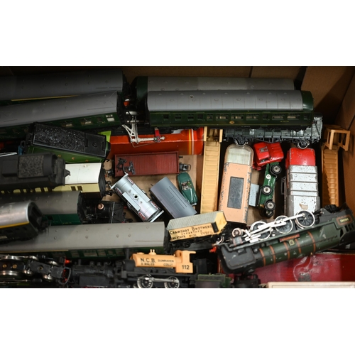 261 - Various Hornby and other 00 gauge electric locomotives and rolling stock - some carriages boxed (box... 