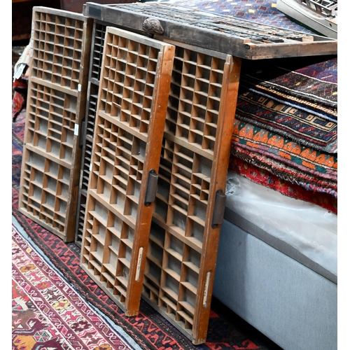 A full set of vintage letter press wood print type in wooden tray to/w four other empty printer's trays (2 sizes)