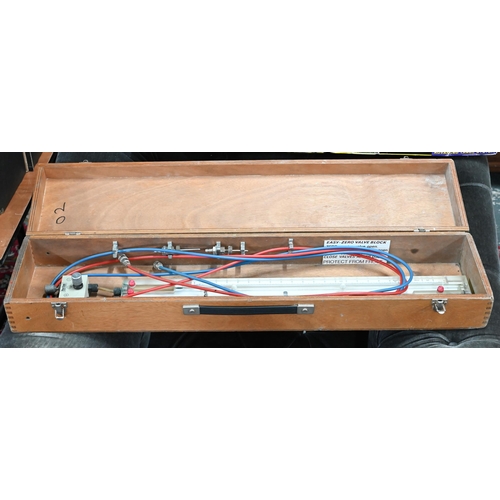 393 - A Perflow water pressure gauge in wooden case