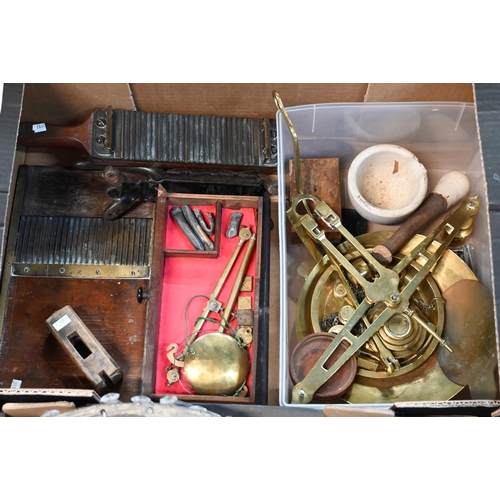 405 - A Victorian cased set of brass pillar scales - a/f to/with assorted balance scale components, weight... 