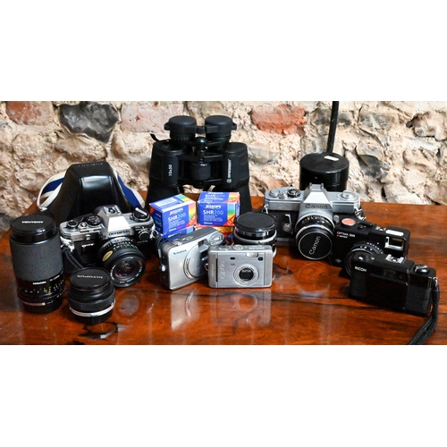 410 - Assorted vintage 35 mm camera equipment including; Olympus OM10 camera kit-bag with lenses and acces... 