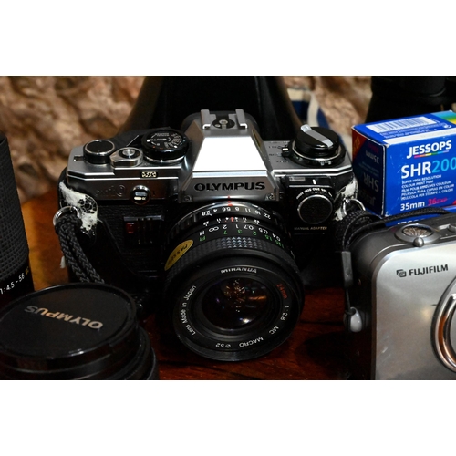 410 - Assorted vintage 35 mm camera equipment including; Olympus OM10 camera kit-bag with lenses and acces... 