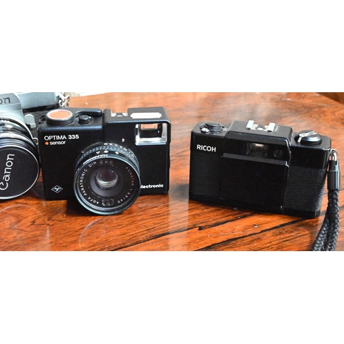 410 - Assorted vintage 35 mm camera equipment including; Olympus OM10 camera kit-bag with lenses and acces... 