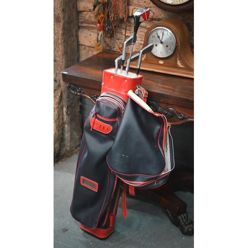 424 - A vintage 'Supadivider' leather golf bag containing five various Dunlop clubs etc.