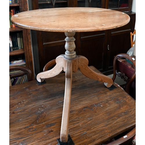 120 - A vintage pine circular table on turned column and triform supports, 80 cm diam x 75 cm high