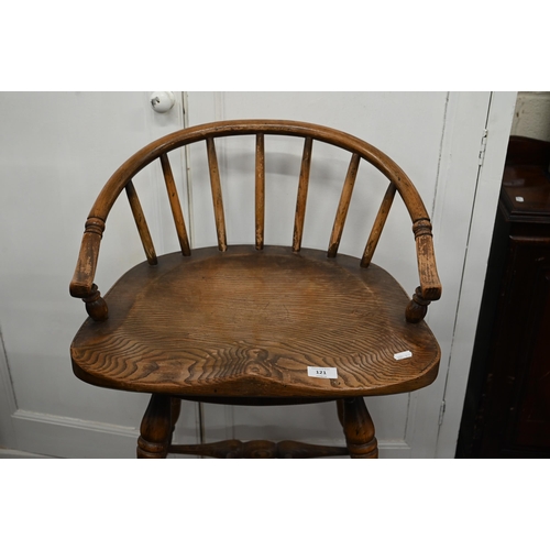 121 - A pair of traditional ash and elm seated swivel bar stools on turned legs, seat height 73 cm x 49 cm... 