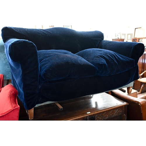 166 - # Oak framed camel back drop arm sofa with dark blue velvet loose cover, 150 x 80 x 80 cm