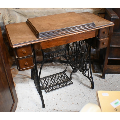 188 - The Singer Manufacturing Co. mahogany and cast iron sewing table with integrated fold away dewing ma... 