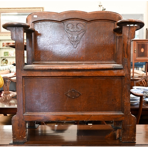 507 - A small oak box seated hall seat with umbrella/stick stands to each side, 82 cm x 36 cm x 82 cm