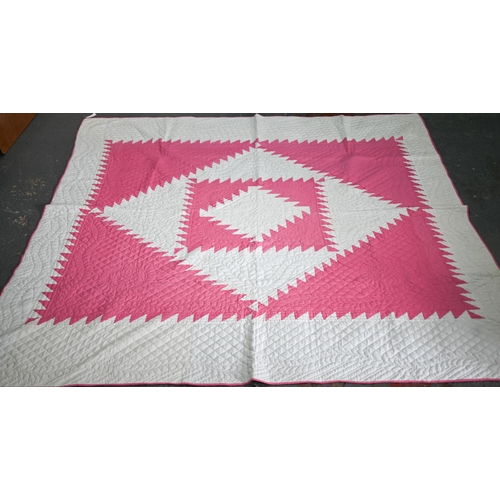 512 - A cerise and white geometric design quilted comforter/quilt, 240 cm x 210 cm