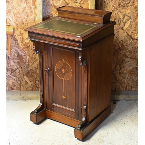 540 - An Edwardian student Davenport desk, with cupboard beneath, on concealed castors, 49 cm x 49 cm x 88... 