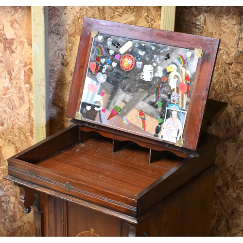 540 - An Edwardian student Davenport desk, with cupboard beneath, on concealed castors, 49 cm x 49 cm x 88... 