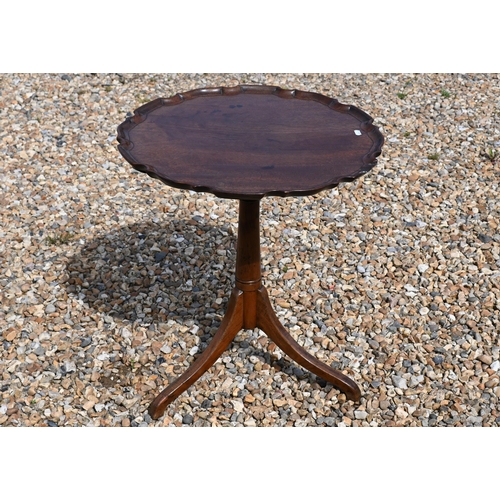 544 - A reproduction piecrust tilt-top tripod table, 52 cm dia. x 61 cm h