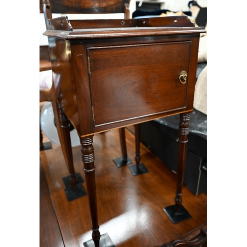 99 - A pair of George III style mahogany bedside cabinets on turned supports, 40 x 40 x 74 cm high