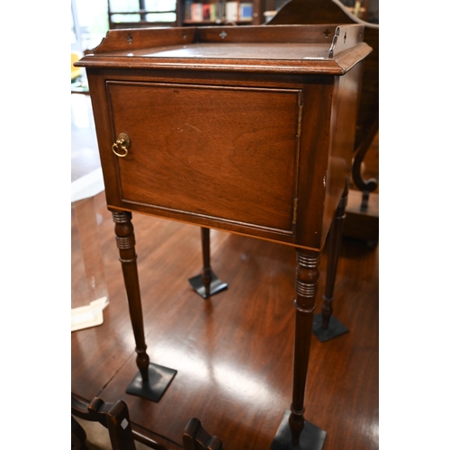 99 - A pair of George III style mahogany bedside cabinets on turned supports, 40 x 40 x 74 cm high