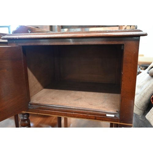 99 - A pair of George III style mahogany bedside cabinets on turned supports, 40 x 40 x 74 cm high