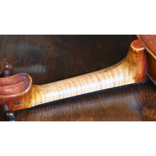 522 - A viola with 40 cm two-piece flame back, c/w bow