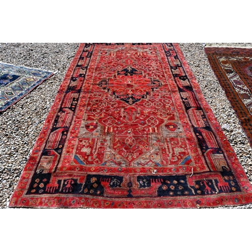 91 - A contemporary Persian Heriz kelleh rug, red ground, 300 cm x 155 cm