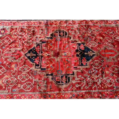 91 - A contemporary Persian Heriz kelleh rug, red ground, 300 cm x 155 cm