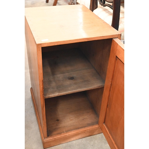 121 - A vintage pine table top tool chest with seven drawers, 90 x 22 x 27 cm h, to/w an Edwardian pine ca... 