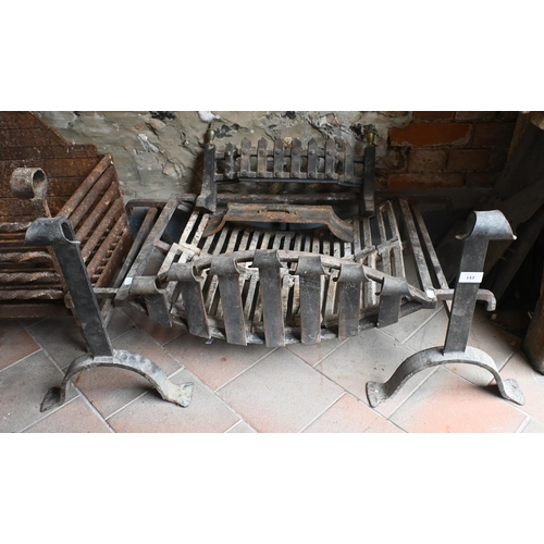 143 - An Arts & Crafts style wrought and cast iron fire basket and pair of fire, 99 cm w x 58 cm to/wi... 