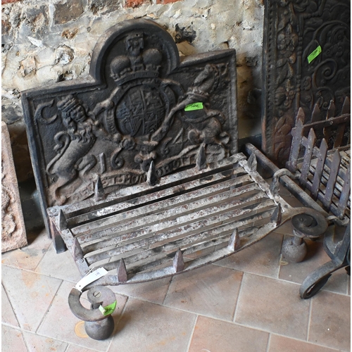 149 - An old King Charles II style cast iron fire back, dated 1644, 72 cm x 64 cm to/with a conforming log... 