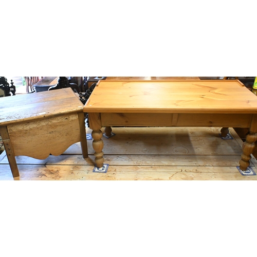 160 - # An old pine box commode, 54 x 46 x 39 cm h, to/w a pine coffee table, 107 x 55 x 47 cm h (2)