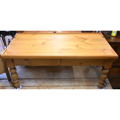 160 - # An old pine box commode, 54 x 46 x 39 cm h, to/w a pine coffee table, 107 x 55 x 47 cm h (2)