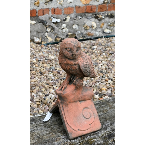 18 - A cast reconstituted aged terracotta owl ridge tile 45 cm high