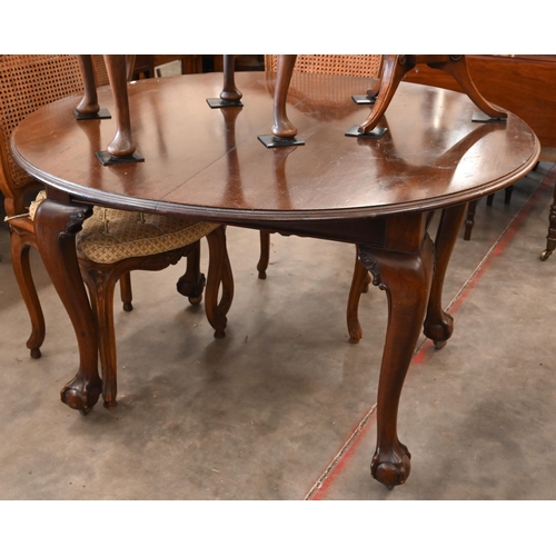 38 - A mahogany wind-out circular dining table on cabriole supports and claw and ball feet, 124 cm diam