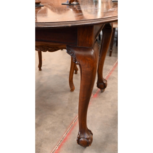 38 - A mahogany wind-out circular dining table on cabriole supports and claw and ball feet, 124 cm diam