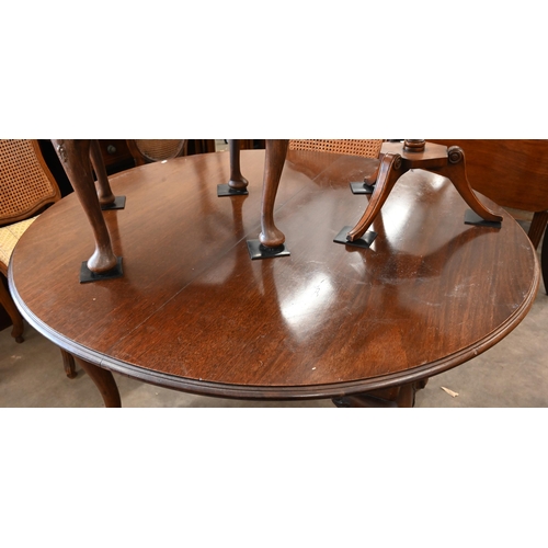 38 - A mahogany wind-out circular dining table on cabriole supports and claw and ball feet, 124 cm diam