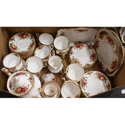 426 - A Royal Albert 'Old Country Roses' tea service for fourteen (with extras) (box)