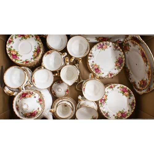 426 - A Royal Albert 'Old Country Roses' tea service for fourteen (with extras) (box)