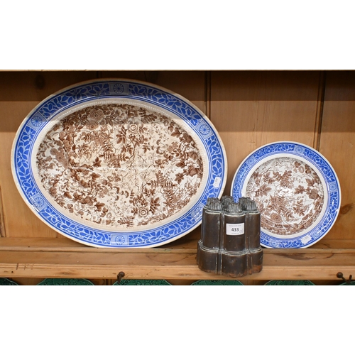 433 - A Victorian copper jelly mould, 14 cm high (unmarked), to/w an oval meat dish and dinner plate print... 