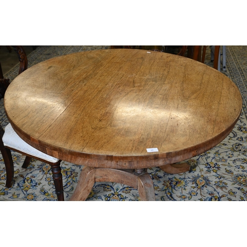 44 - A Regency rosewood breakfast table with 110 cm tilt-top, on four turned pillars to platform base and... 