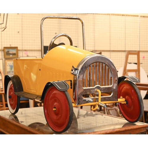 454 - A vintage style pedal car, 101 cm long