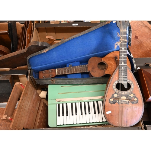 481 - A 1950s Hohner 'Organette' mini electric organ to/w a Fratelli Brothers (Naples) mandolin, cased uke... 