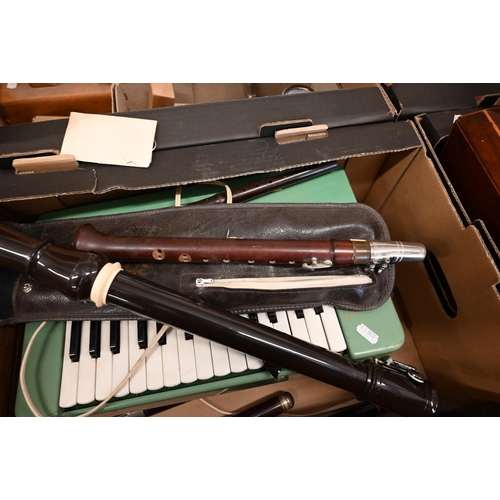 481 - A 1950s Hohner 'Organette' mini electric organ to/w a Fratelli Brothers (Naples) mandolin, cased uke... 