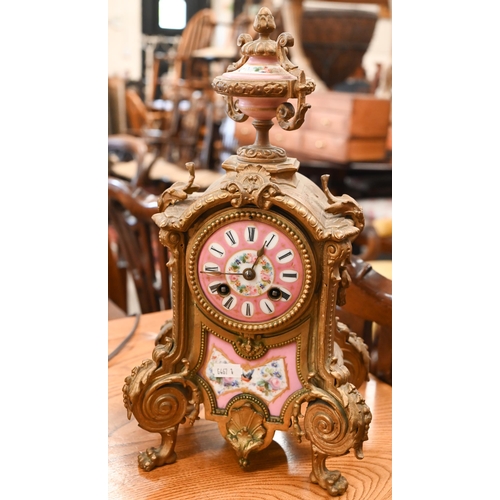 484 - A vintage turned and coopered oak bucket with copper liner and brass tap to/w a brass mantel clock w... 