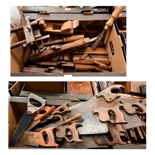 493 - A collection of vintage moulding planes, various saws etc (2 boxes)