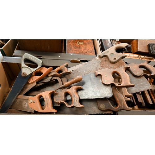 493 - A collection of vintage moulding planes, various saws etc (2 boxes)