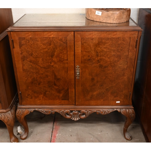 95 - A 1950s walnut veneer cocktail cabinet, 86 x 40 x 152 cm h, to/w walnut music/record cabinet, 78 x 3... 