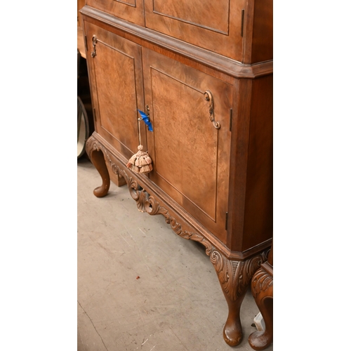 95 - A 1950s walnut veneer cocktail cabinet, 86 x 40 x 152 cm h, to/w walnut music/record cabinet, 78 x 3... 