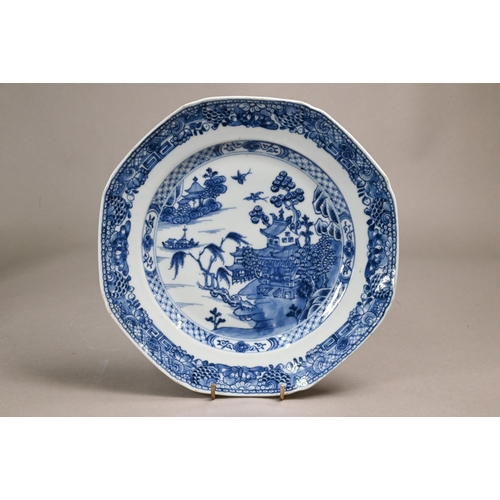 364 - Three 18th century Chinese blue and white export octagonal bowls, Qianlong period (1736-95) Qing dyn... 