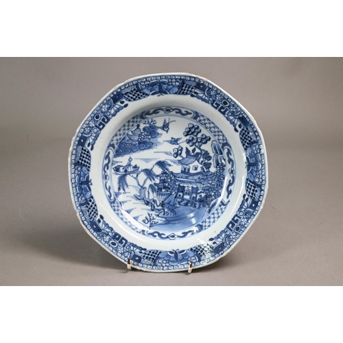 364 - Three 18th century Chinese blue and white export octagonal bowls, Qianlong period (1736-95) Qing dyn... 