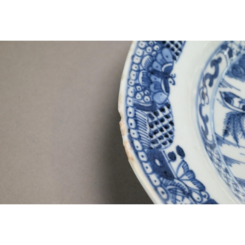 364 - Three 18th century Chinese blue and white export octagonal bowls, Qianlong period (1736-95) Qing dyn... 