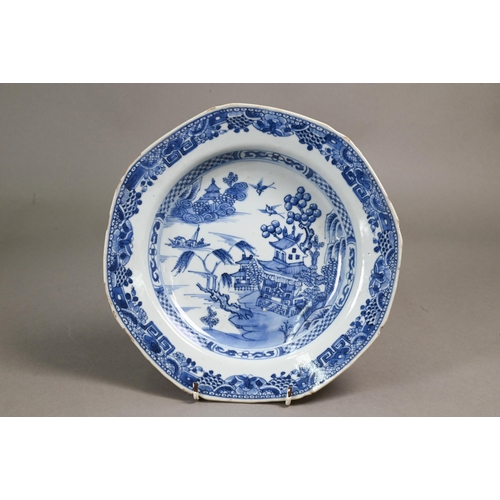 364 - Three 18th century Chinese blue and white export octagonal bowls, Qianlong period (1736-95) Qing dyn... 