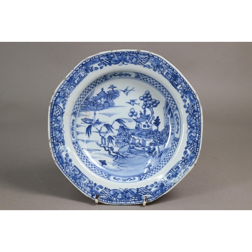 364 - Three 18th century Chinese blue and white export octagonal bowls, Qianlong period (1736-95) Qing dyn... 