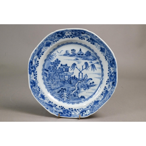 365 - Five 18th century Chinese blue and white export octagonal plates, Qianlong period (1736-95) Qing dyn... 